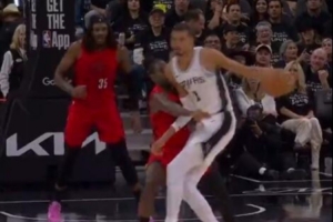 十八般武艺！文班丝滑转身中投命中 率队领先17分打停开拓者