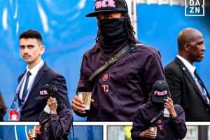 这是什么风格？奥利塞帽子上有“F***”字样