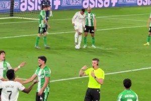 范志毅：脚上都看到我穿着短袜，但别人发给我一双红袜子我没穿