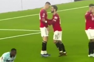 队长风范！全队庆祝完进球后，B费又推舍什科去场边和球迷庆祝