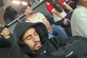 巴黎对阵拜仁的比赛期间，竟然有一位球迷在现场睡觉！