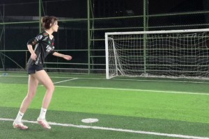 足球+汽车这个赛道，美女博主也是玩明白了