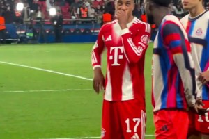 赛后拜仁全员谢场感谢球迷，回主场再战！