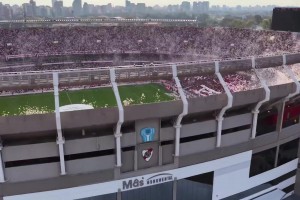 这就是超过8万5千人河床纪念碑球场的震撼场面