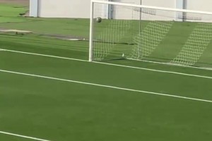 边裁：找个地缝去吧！球还没进，球员已经开始庆祝，结果……