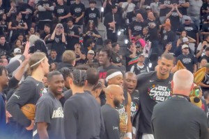 赛前凯尔登领取最佳第六人奖杯，马刺全队中圈合影