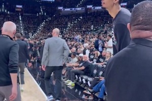 给朱芳雨点赞！赛后主动提醒徐昕去跟广东老板/家人握手